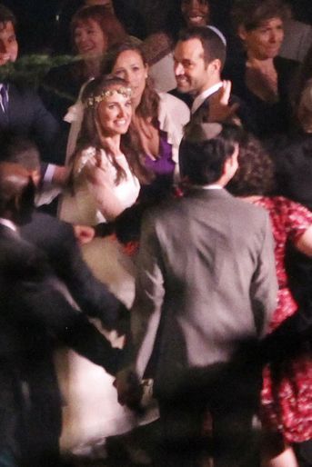 Natalie Portman et Benjamin Milledpied le jour de leur mariage célébré à Big Sur, en Californie, le 4 août 2012. 