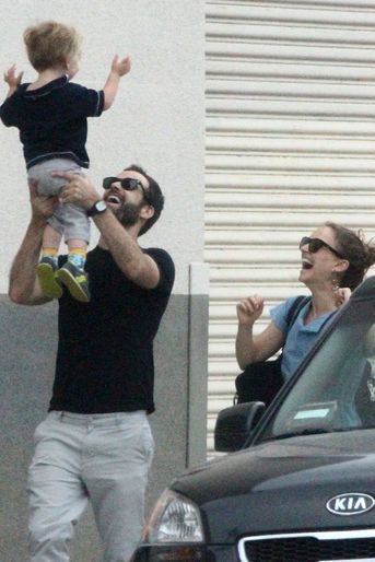 Benjamin Millepied et Natalie Portman avec leur fils Aleph à Los Angeles, en 2013. 