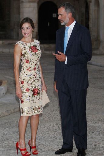 La reine Letizia d'Espagne dans une robe Juan Duyos à la réception des autorités des Baléares à Palma de Majorque, le 4 août 2017 