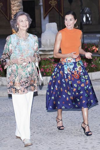 La reine Letizia d'Espagne, dans un top Hugo Boss et une jupe florale Carolina Herrera, à la réception des autorités des Baléares à Palma de Majorque, le 3 août 2018 