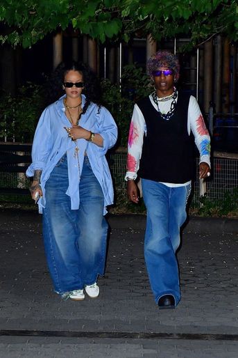 Rihanna et son compagnon ASAP Rocky rentrent de soirée en passant par un parc à 4 heures du matin. New York, le 7 août 2022.