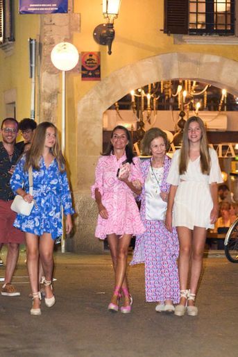 La reine Letizia et l'ex-reine Sofia d'Espagne avec les princesses Leonor et Sofia à Palma de Majorque, le 7 août 2022