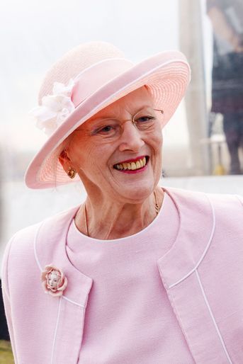 Le chapeau, les boucles d'oreille et la broche de la reine Margrethe II de Danemark à Tønder, le 6 août 2022