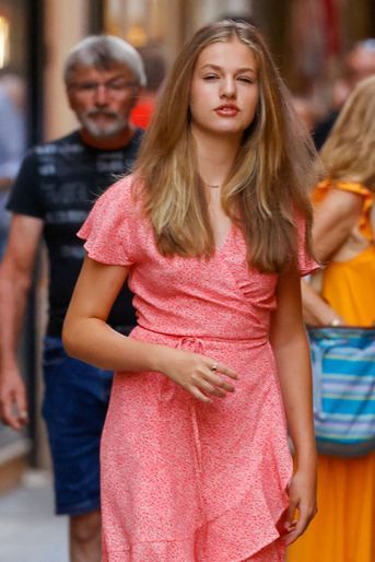 La princesse Leonor d'Espagne, dans une robe Mango, sur l'île de Majorque le 10 août 2022