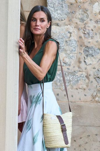 Le sac panier de la reine Letizia d'Espagne, sur l'île de Majorque le 1er août 2022