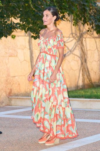 La reine Letizia d'Espagne, dans une robe Charo Ruiz, sur l'île de Majorque le 4 août 2022