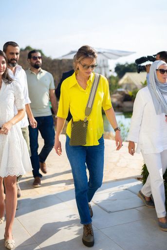 La reine Rania de Jordanie en jeans et chaussures de randonnée à Zai, le 14 août 2022