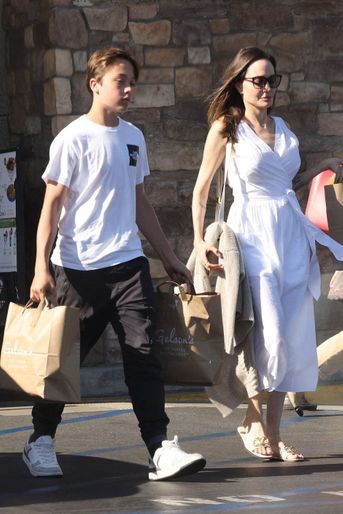 Angelina Jolie et son fils Knox font des provisions chez "Gelson's" à Los Angeles, le 15 août 2022.