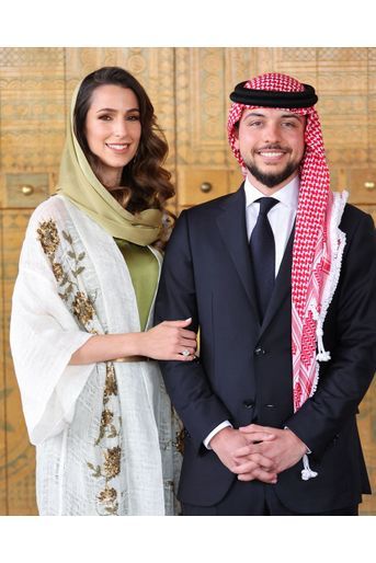 Le prince héritier Hussein de Jordanie et sa fiancée Rajwa Khaled bin Musaed bin Saif bin Abdulaziz Al Saif à Riyadh le 17 août 2022, jour de leurs fiançailles 