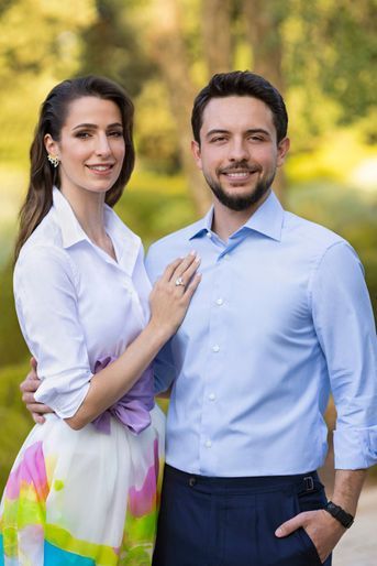 Le prince héritier Hussein de Jordanie et sa fiancée Rajwa Al-Saif. Photo diffusée à l'occasion de leurs fiançailles le 17 août 2022