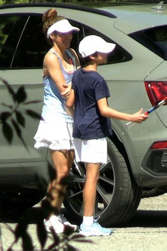 Shakira prend la direction d'un cours de tennis accompagnée de son fils Milan, le 24 août 2022.