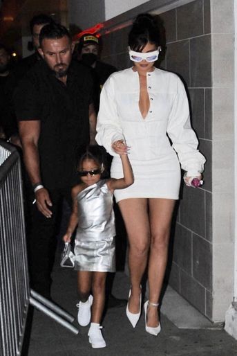 Kylie Jenner et sa fille Stormi à la soirée Kylie Cosmetics, à Los Angeles le 24 août. 