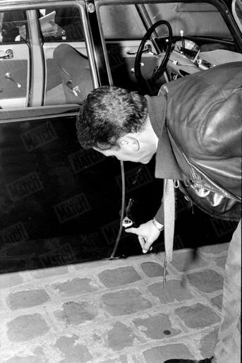 «Le pneu a été perforé, la portière avant droite trouée.» - Paris Match n°699, 1er septembre 1962