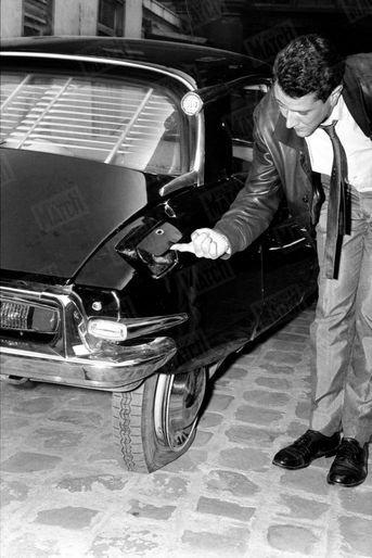«La trappe du réservoir d'essence a été touchée.» - Paris Match n°699, 1er septembre 1962
