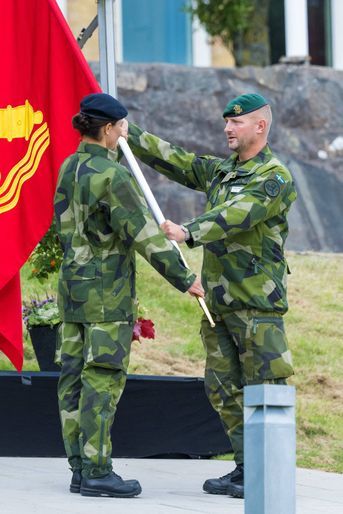La princesse Victoria de Suède remet un drapeau au régiment amphibie d'Älvsborg à Göteborg, le 26 août 2022