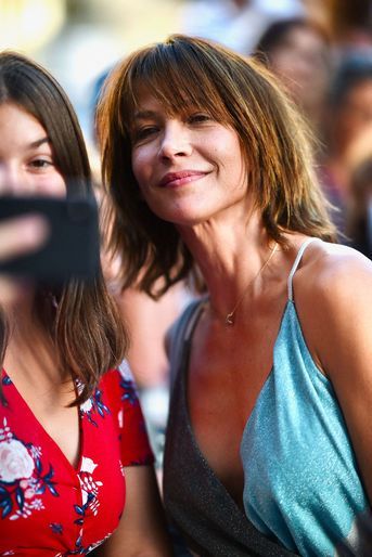 Selfies entre festivaliers et Sophie Marceau au Festival du film francophone d’Angoulême, vendredi 26 août.