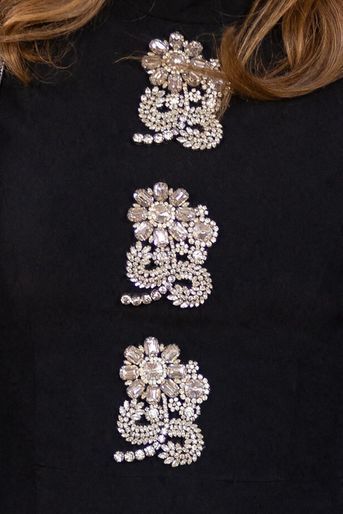 Détails de fleurs brodées sur la robe de la reine Rania de Jordanie pour les fiançailles du prince Hussein à Riyadh le 17 août 2022
