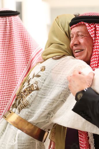 Détails des broderies du dos de la abaya de Rajwa Al-Saif, lors de ses fiançailles avec le prince Hussein de Jordanie, à Riyadh le 17 août 2022