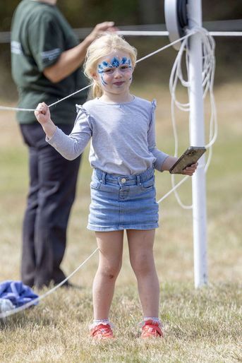 Zara Tindall participe au Wellington Horse Trials sous le regard de sa fille Lena le 29 août 2022.