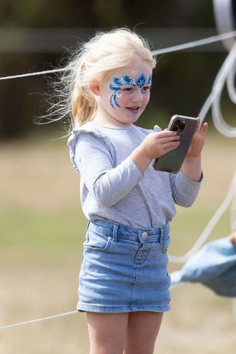 Zara Tindall participe au Wellington Horse Trials sous le regard de sa fille Lena le 29 août 2022.
