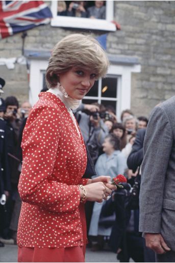Diana Spencer, photographiée par Jayne Fincher, en visite avec son fiancé le prince Charles à Tetbury, le 22 mai 1981.