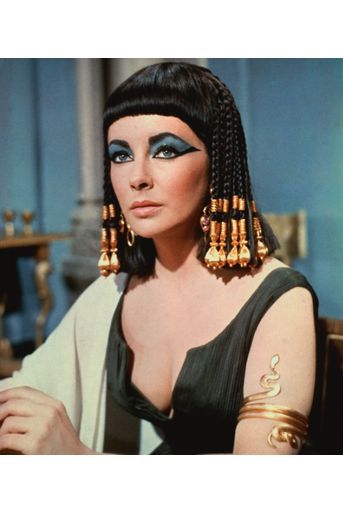 Elizabeth Taylor interprète la reine du Nil dans le film «Cléopâtre » en 1963. Sa perruque, faite de cheveux humains noirs, arbore des tresses décorées de perles d’or.