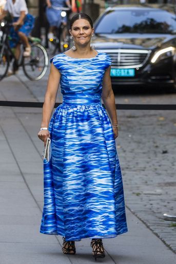 La princesse Victoria de Suède dans une robe Maxjenny "hommage à la mer", le 17 août 2019