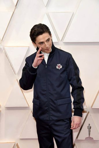 Cheveux gominés et bomber Prada pour Timothée Chalamet à la cérémonie des Oscars à Los Angeles, en février 2020. 