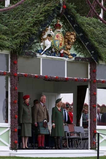 La princesse Anne et le prince Charles, avec leurs conjoints Timothy Laurence et Camilla Parker Bowles au Highland Braemar Gathering, le 3 septembre 2022