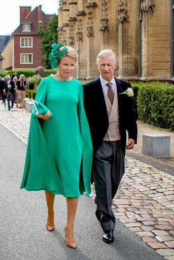 La reine Mathilde, dans une robe-cape Natan, et le roi des Belges Philippe à Pont-l'Evêque, le 3 septembre 2022