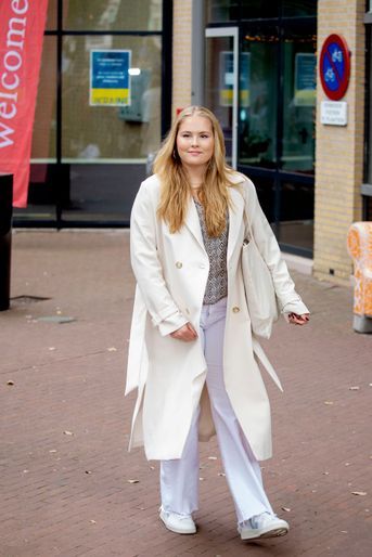 La princesse Catharina-Amalia des Pays-Bas fait sa rentrée universitaire devant les photographes à Amsterdam, le 5 septembre 2022
