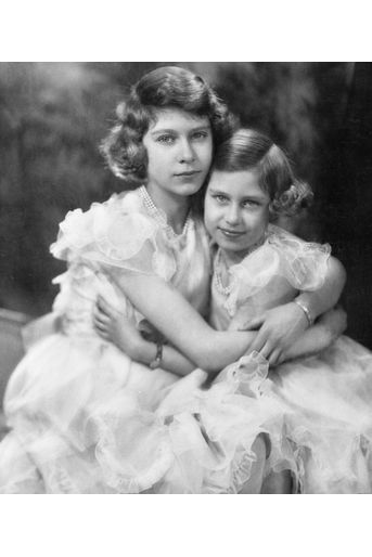 Elizabeth à 14 ans, avec sa soeur Margaret