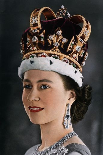 Le portrait de la reine Elizabeth II après son couronnement le 2 juin 1953.