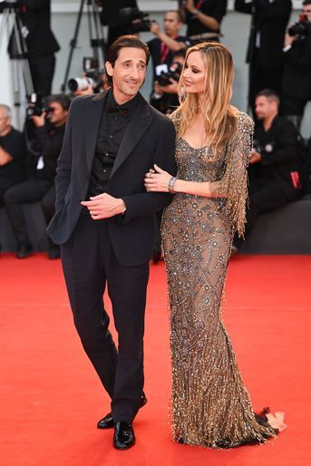 Adrien Brody et Georgina Chapman le 8 août 2022 à Venise.