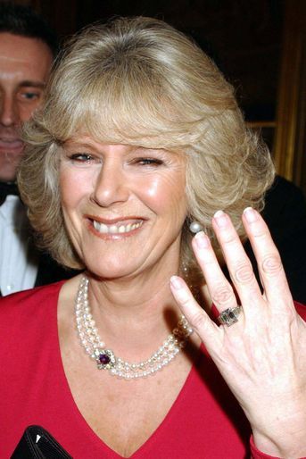Camilla Parker Bowles montre sa bague de fiançailles après l'annonce de son futur mariage avec le prince Charles, le 10 février 2005