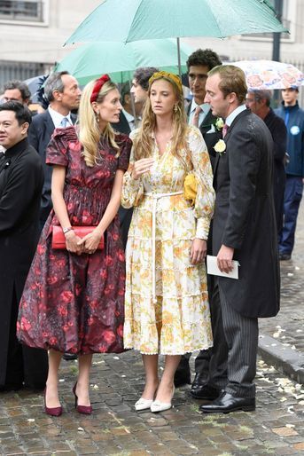 La princesse Luisa Maria de Belgique, encadrée du prince Amedeo et de sa femme la princesse Elisabetta au mariage de leur sœur et belle-sœur la princesse Maria Laura à Bruxelles le 10 septembre 2022