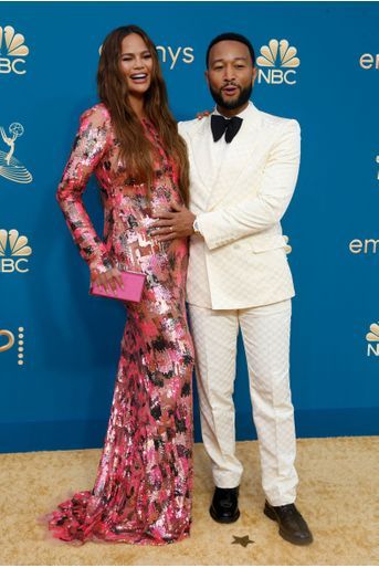 Chrissy Tiegen et John Legend aux Emmy Awards, à Los Angeles, le 12 septembre 2022. <br />

