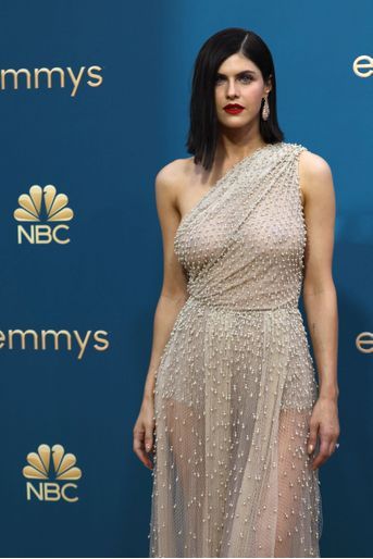 Alexandra Daddario, sublime dans une robe signée Dior, sur le tapis rouge des Emmy Awards, à Los Angeles, le 12 septembre 2022. 