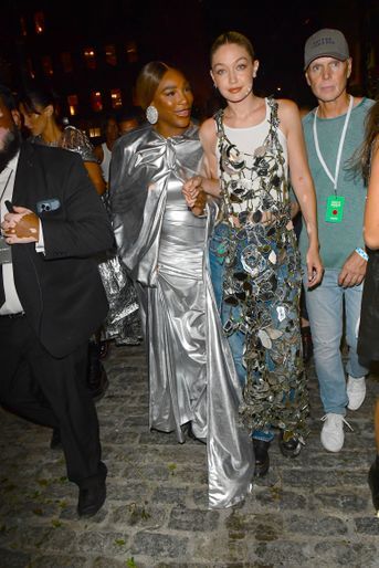 Complices, Serena Williams et Gigi Hadid arrivent au au Vogue World show, à New York, le 12 septembre 2022. 