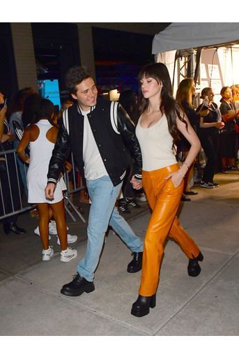 L'aîné de la fratrie Beckham, Brooklyn Beckham accompagné de sa femme Nicola Peltz, au Vogue World show, à New York, le 12 septembre 2022. 
