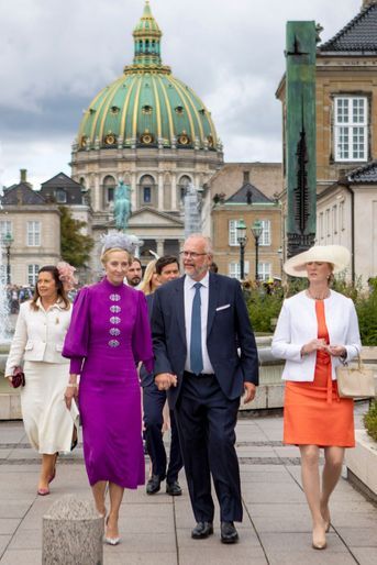 Au premier plan, les princesses Alexandra et Nathalie de Sayn-Wittgenstein-Berleburg -filles de la princesse Benedikte de Danemark- et le comte Michael Ahlefeldt-Laurvig-Bille -mari d'Alexandra- à Copenhague, le 11 septembre 2022 