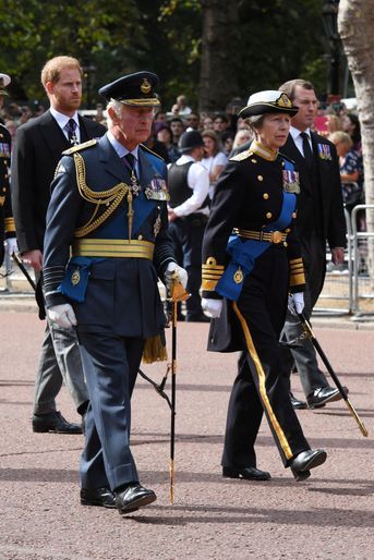 Le roi Charles III, la princesse Anne et le prince Harry lors de la procession, le 14 septembre 2022.