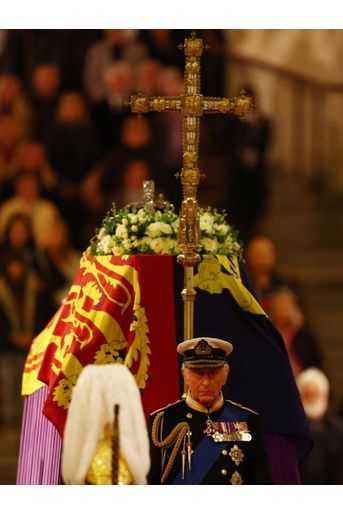 Charles, au pied du cercueil de la Reine, pendant la veillée des Princes, à Westminster Hall.