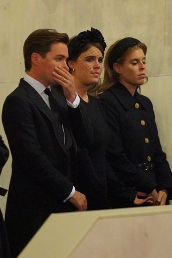 La princesse Eugenie, la princesse Beatrice, et son mari Edoardo Mapelli Mozzi assistent à la Veillée des Princes. 