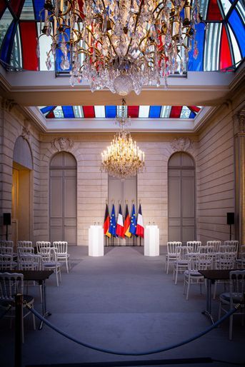 Juste à côté, la salle où se tiennent les conférences presse a été réaménagée avec le drapeau allemand, pour rappeler la visite du nouveau chancelier, Olaf Scholz, peu après son élection en décembre 2021.