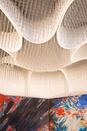 L'aménagement du salon Paulin date de Georges Pompidou et nous plonge sans transition dans l'univers des années 1970.