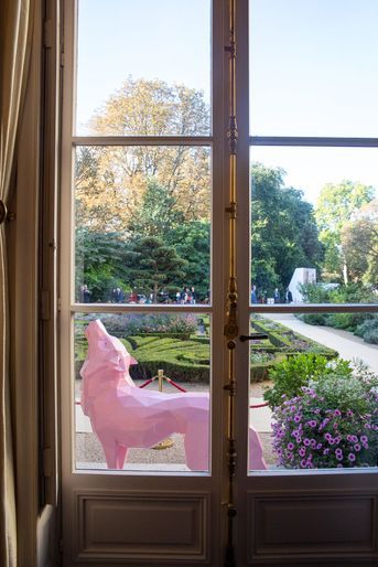 Une nouvelle acquisition artistique aboie devant les fenêtres du bureau de Brigitte Macron.