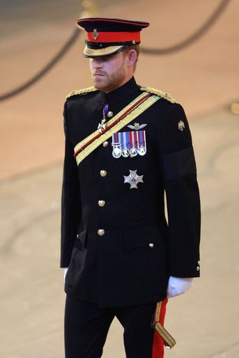 Le prince Harry, en uniforme militaire, samedi pour la veillée organisée pour la reine Elizabeth II.