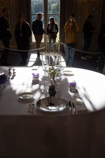 Les tables de réception sont dressées avec les différentes vaisselles de l'Élysée.