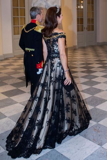 La princesse Mary de Danemark dans une robe Jesper Hovring, de dos, à Copenhague le 11 septembre 2022